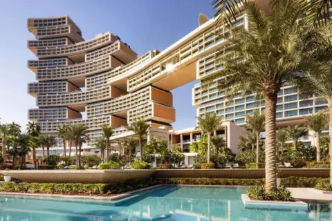 Hotel Atlantis w Dubaju, z basenem i palmami, zaprasza na niezapomniane wakacje.