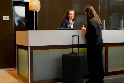 Czy w hotelu trzeba pokazać dowód? Sprawdź, co musisz wiedzieć