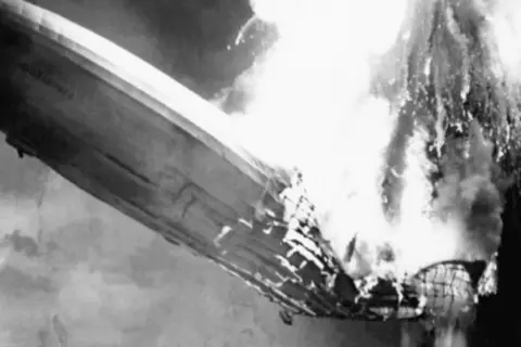 Hindenburg sterowiec płonie w powietrzu, dramatyczny moment katastrofy.