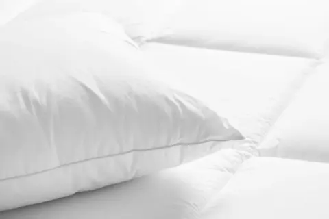 Jakie poduszki są w hotelach? Odkryj komfort i higienę snu