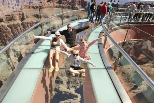 Rodzina na szklanym tarasie z widokiem na Wielki Kanion. Niezapomniane wrażenia z wycieczki z Las Vegas!