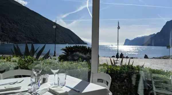 Gdzie zjeść w Desenzano del Garda? Odkryj najlepsze restauracje z widokiem