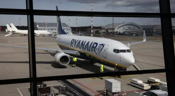 Samolot Ryanair, jednej z największych linii lotniczych w Europie, na płycie lotniska.