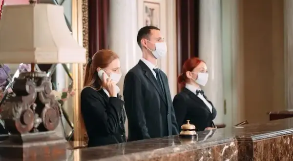 Co robi recepcjonistka w hotelu? Odkryj kluczowe obowiązki tej roli
