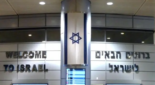 Powitanie w Izraelu. Flaga Izraela i napisy "Welcome to Israel" oraz "ברוכים הבאים לישראל" na lotnisku. Wiza do Izraela czeka!