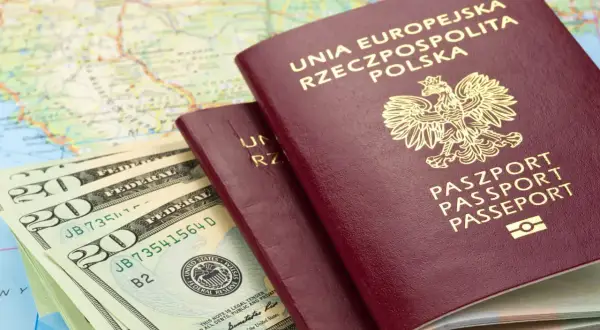 Polskie paszporty, banknoty dolarowe i mapa. Planujesz podróż do Rumunii?