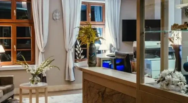 Czy można wynająć pokój w hotelu nie mając 18 lat? Sprawdź zasady