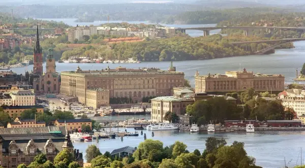 Sztokholm atrakcje za darmo: widok na Gamla Stan, Pałac Królewski i Parlament. Spacer po wyspie to świetny sposób na odkrywanie miasta.