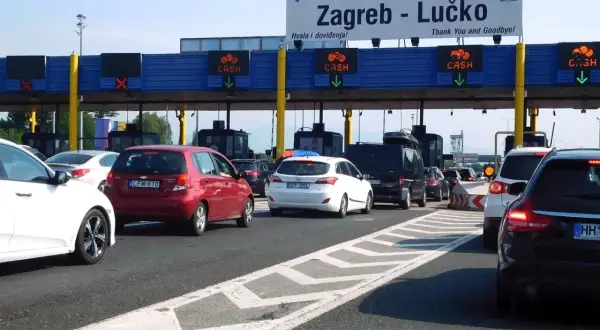 Korki na autostradzie przed punktem poboru opłat w Chorwacji. Winiety Chorwacja są niezbędne do przejazdu.
