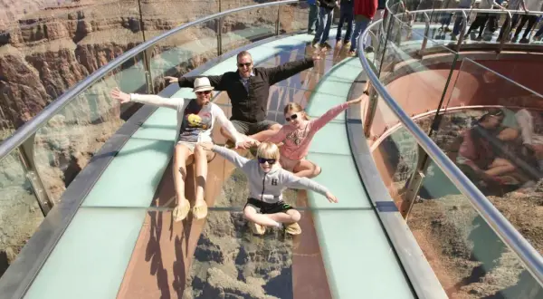 Rodzina na szklanym tarasie z widokiem na Wielki Kanion. Niezapomniane wrażenia z wycieczki z Las Vegas!