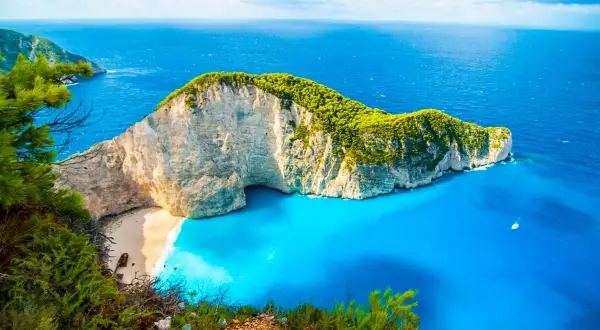 Navagio Beach, Zakynthos – jedno z najpiękniejszych miejsc w Grecji. Białe klify, turkusowa woda i wrak statku tworzą niezapomniany widok.