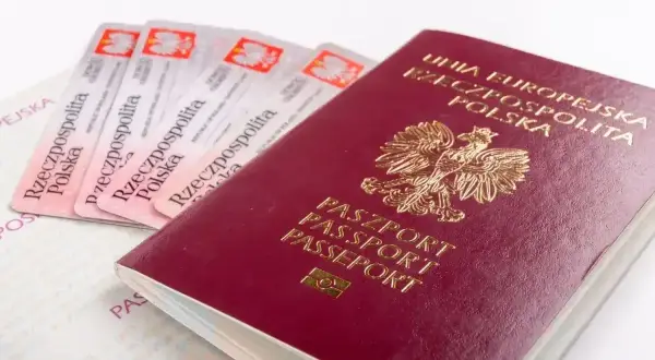 Polski paszport i kilka dowodów osobistych. Czy do Portugalii potrzebny jest paszport? Tak, jeśli nie jesteś obywatelem UE.