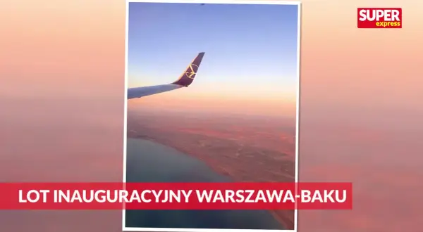 Skrzydło samolotu nad wybrzeżem podczas lotu do Azerbejdżanu. Inauguracyjny lot Warszawa-Baku.