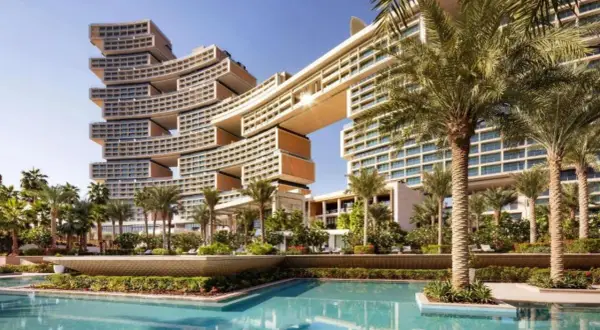 Hotel Atlantis w Dubaju, z basenem i palmami, zaprasza na niezapomniane wakacje.