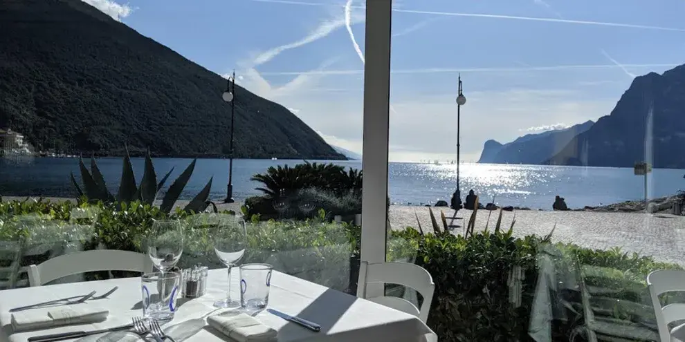 Gdzie zjeść w Desenzano del Garda? Odkryj najlepsze restauracje z widokiem
