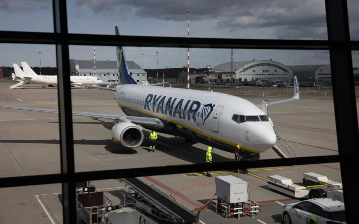 Samolot Ryanair, jednej z największych linii lotniczych w Europie, na płycie lotniska.