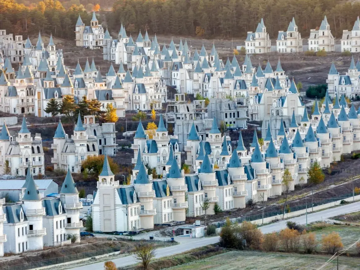 Osiedle Burj Al Babas, pełne identycznych, bajkowych zamków z niebieskimi dachami, wygląda jak opuszczone miasteczko z baśni.