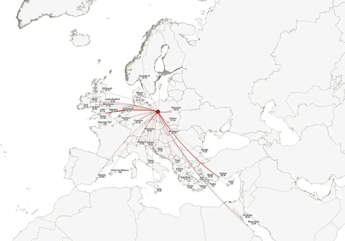 Mapa pokazuje popularne **loty do Anglii** z Europy. Widać połączenia z Warszawy, Krakowa, Amsterdamu i wielu innych miast.