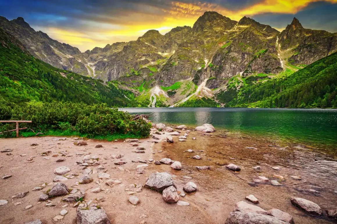 Górskie jezioro Morskie Oko, jedno z najpiękniejszych, fajne miejsca w Polsce.