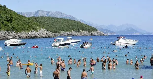Co zabrać na wakacje do Czarnogóry, aby uniknąć nieprzyjemności?