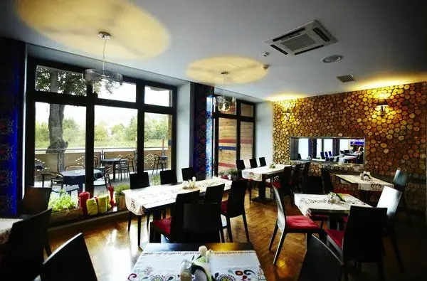Gdzie zjeść w Piwnicznej-Zdroju? Odkryj najlepsze restauracje