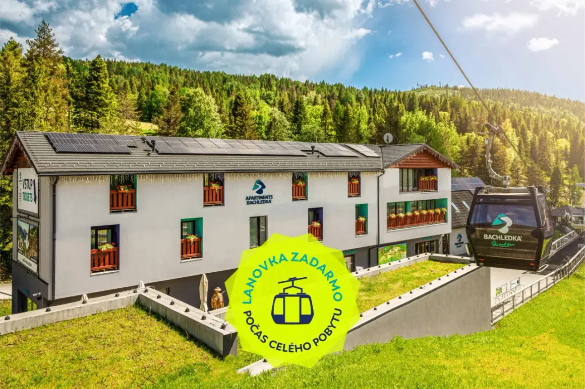 Apartamenty Bachledka Słowacja z kolejką linową w tle. Zielony neon informuje o darmowej kolejce podczas całego pobytu.