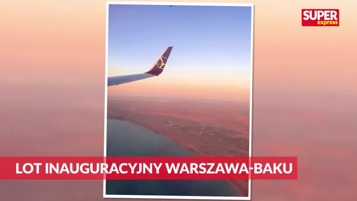 Skrzydło samolotu nad wybrzeżem podczas lotu do Azerbejdżanu. Inauguracyjny lot Warszawa-Baku.