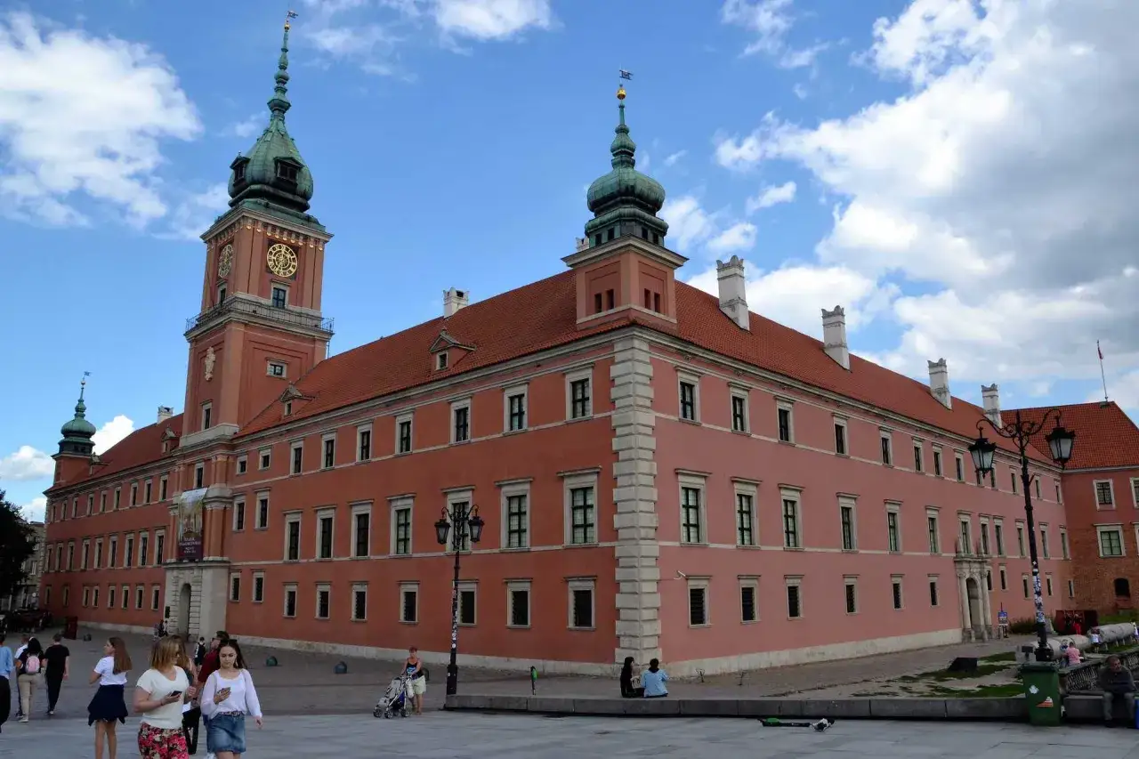 Zamek Królewski w Warszawie, serce starówki, z charakterystyczną wieżą zegarową i turkusowymi kopułami.