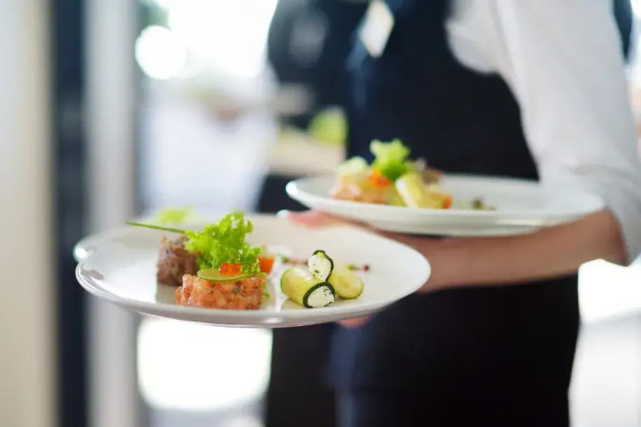 Zdjęcie Ile zarabia kelner w hotelu? Zaskakujące różnice w wynagrodzeniach