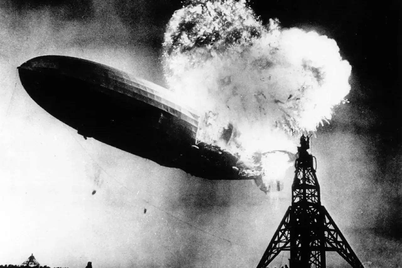 Hindenburg sterowiec płonie i eksploduje w powietrzu, spadając w pobliżu wieży.