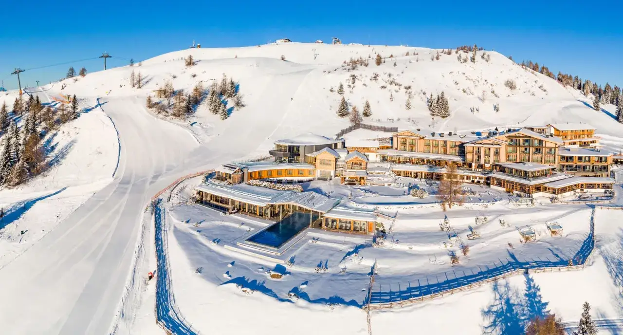 Idealne miejsce, gdzie na narty do Austrii: hotel z basenem i stok narciarski tuż obok.