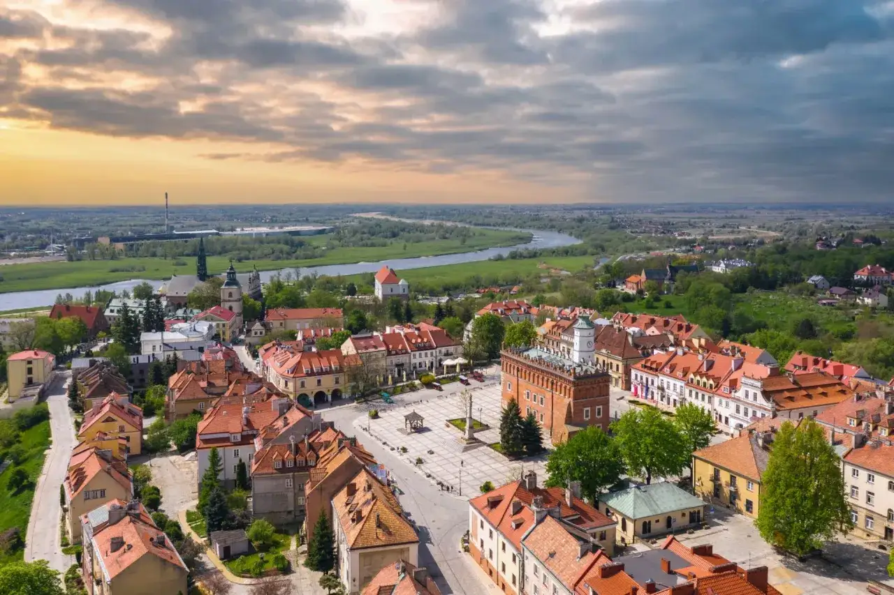 Urokliwy rynek z ceglaną wieżą i rzeką w tle. Idealne miejsce, gdzie na weekend w Polsce.