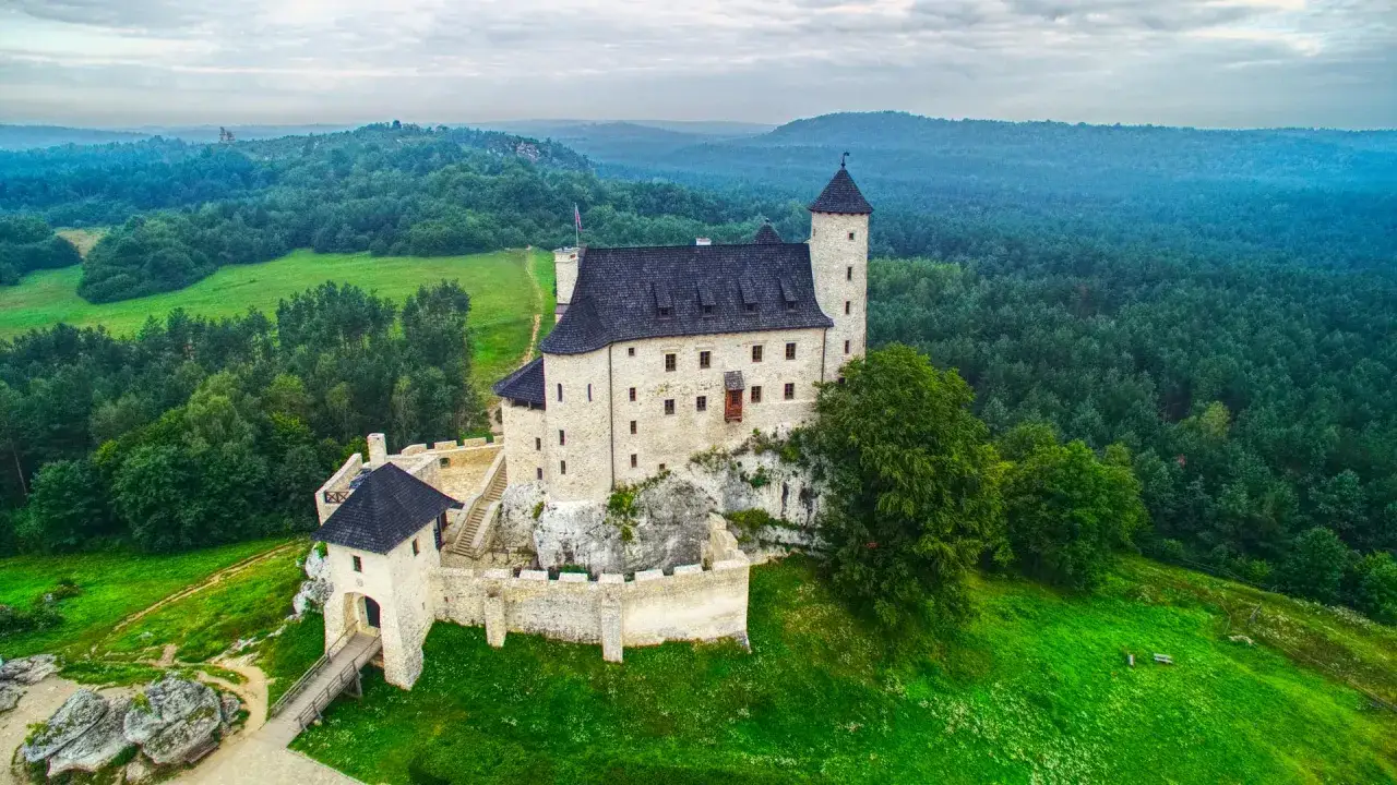 Zamek Mirów na Jurze Krakowsko-Częstochowskiej. Jedno z wielu ciekawych miejsc do 100 km od Katowic.