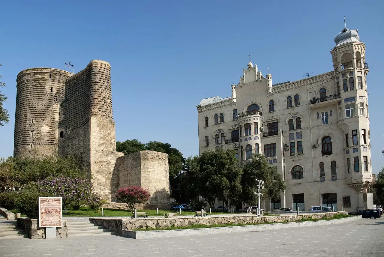Wieża Dziewicza i zabytkowa kamienica w Baku, idealne miejsca do odwiedzenia podczas lotów do Azerbejdżanu.