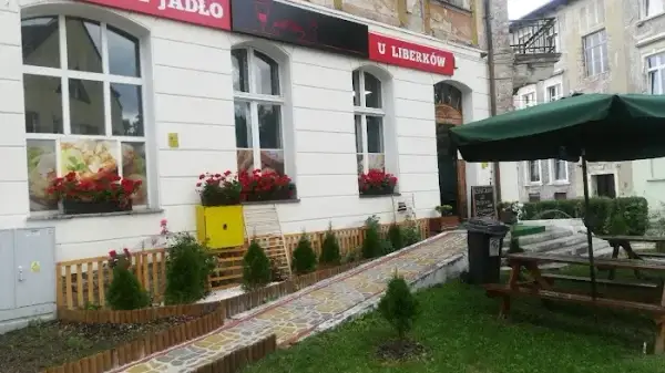 Gdzie zjeść w Jasnej Górze? Odkryj najlepsze miejsca na posiłek