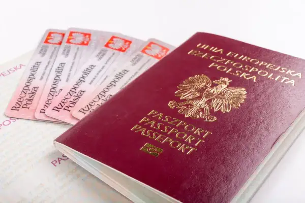 Paszport i dowody osobiste Rzeczypospolitej Polskiej. Czy do Francji potrzebny jest paszport? Tak, jeśli nie jesteś obywatelem UE.