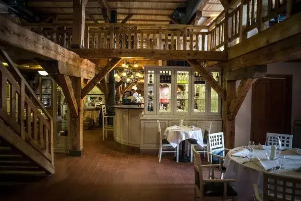 Gdzie zjeść w Gnieźnie? Odkryj najlepsze restauracje i smaki