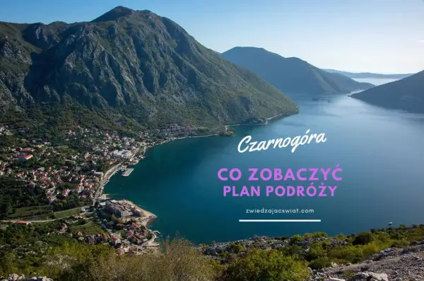 Widok na zatokę i malownicze czarnogóra miasta w otoczeniu gór. Plan podróży po wybrzeżu.
