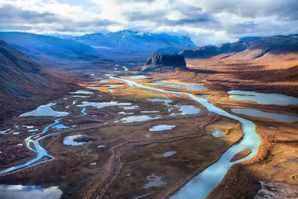 Sztokholmski krajobraz z rzeką i jeziorami, otoczony górami. Szwecja najpiękniejsze miejsca.