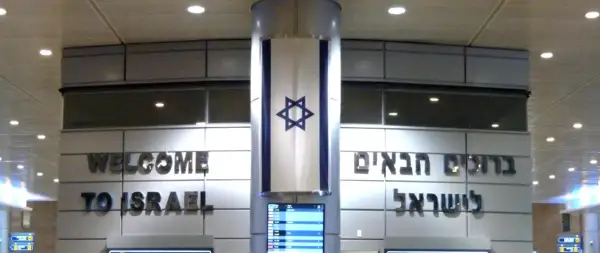 Powitanie w Izraelu. Flaga Izraela i napisy "Welcome to Israel" oraz "ברוכים הבאים לישראל" na lotnisku. Wiza do Izraela czeka!