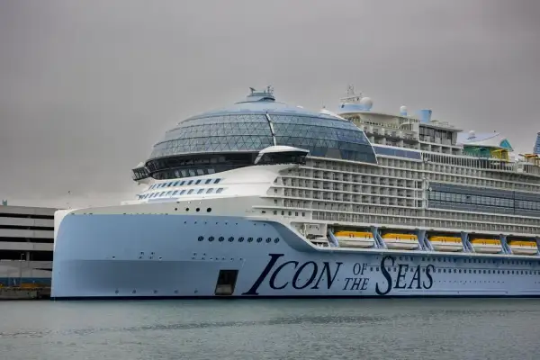 Icon of the Seas" – największy statek wycieczkowy świata, majestatycznie cumuje w porcie.
