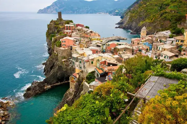 Kolorowe domy Cinque Terre na klifie nad turkusowym morzem. Marzenie o włochy loty staje się rzeczywistością.