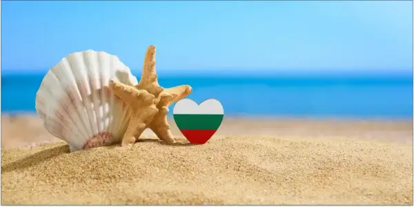 Muszelka, rozgwiazda i serce z flagą Bułgarii na plaży. Czy do Bułgarii potrzebny jest paszport? Sprawdź przed podróżą!