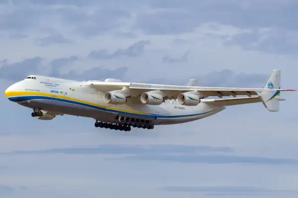 Antonov An-225 Mrija, największy samolot na świecie, w locie.