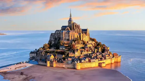 Mont Saint-Michel, jedno z najpiękniejszych miejsc we Francji, majestatycznie wznosi się z morza.