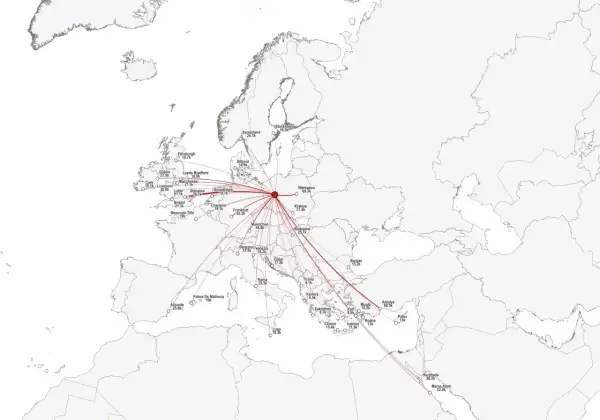 Mapa pokazuje popularne **loty do Anglii** z Europy. Widać połączenia z Warszawy, Krakowa, Amsterdamu i wielu innych miast.