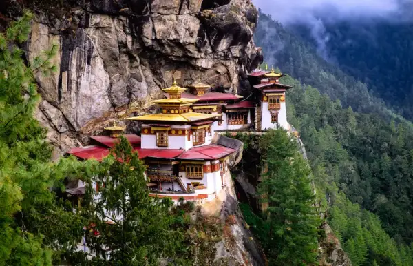 Spektakularny klasztor na klifie w Bhutanie. Marzysz o takiej wycieczce? Sprawdź, jaka jest bhutan wycieczka cena!