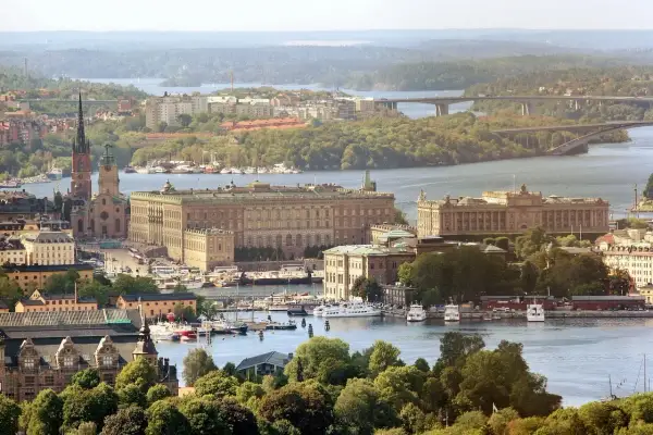 Sztokholm atrakcje za darmo: widok na Gamla Stan, Pałac Królewski i Parlament. Spacer po wyspie to świetny sposób na odkrywanie miasta.