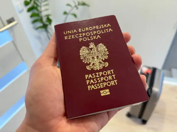 Polski paszport w dłoni. Czy do USA potrzebna jest wiza? Podróż do Ameryki wymaga sprawdzenia aktualnych przepisów wizowych.