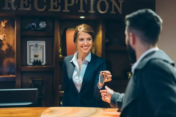 Czy wychodząc z hotelu zostawia się klucz? Sprawdź zasady i uniknij kosztów